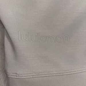 selling a gray lululemon sweatshirt! 🩶◽️